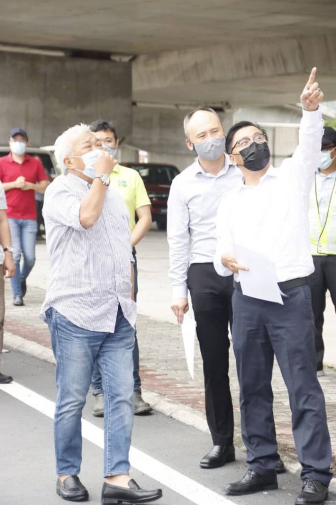 TELITI...Pengarah JKR Ali Ahmad menunjukkan kawasan keretakan kepada Bung semasa lawatan tersebut.