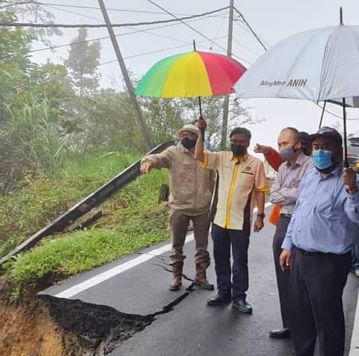 Turun padang...Ali Ahmad turun padang semasa meninjau jalan runtuh di KM 45.70 Jalan Kota Kinabalu-Keningau-Tenom baru-baru ini. 