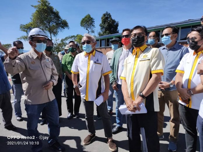 Timbalan Ketua Menteri merangkap Menteri Kerja Raya Datuk Seri Bung Moktar Radin meninjau kawasan tempat letak kereta Taman Negara Kinabalu, Kundasang yang runtuh.