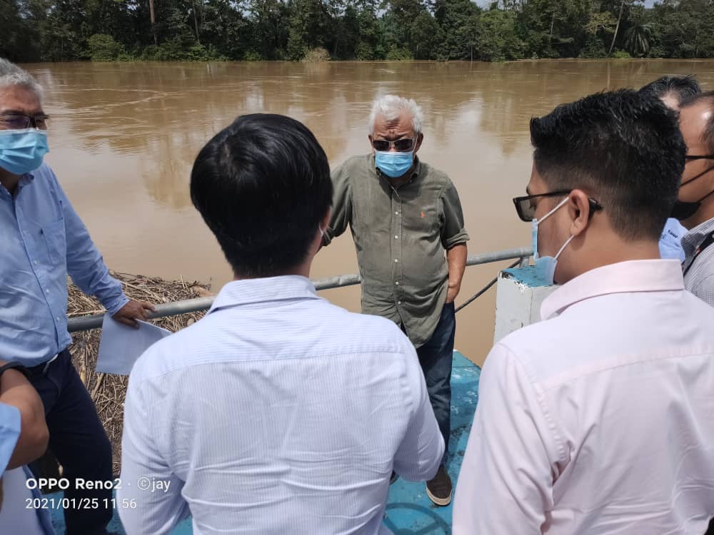 TINJAU: Bung Moktar membuat lawatan ke muka sauk Loji Rawatan Air Batu Putih Kinabatangan