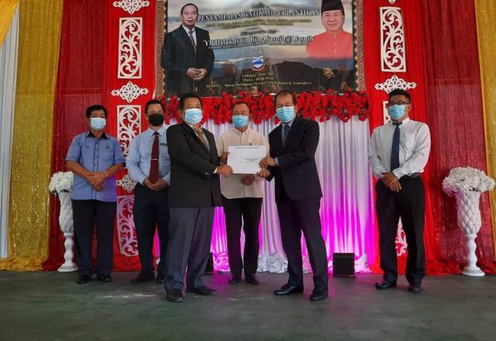 ISNIN (dua kanan) menyampaikan watikah kepada Ketua Daerah Tamparuli, OKK Jular Harung (tiga kiri) sambil disaksikan oleh Jahid (tiga kanan).