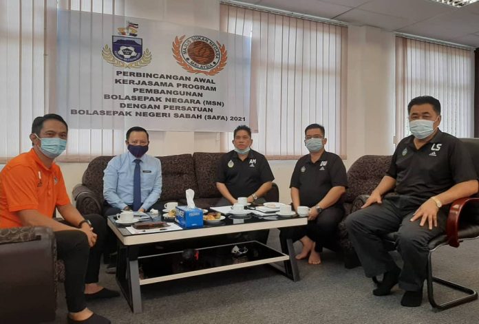 Azman (tengah), David dan Lokman mewakili SAFA bersama Muhimian (wakil Jabatan Pendidikan) dan Ketua jurulatih Remaja Negeri, Omar Maya Amat. Kelihatan Azman bersama David, Lokman, Muhimian dan Omar Maya. Sesi persidangan video dalam mesyuarat antara SAFA, MSN dan wakil Jabatan Pendidikan.