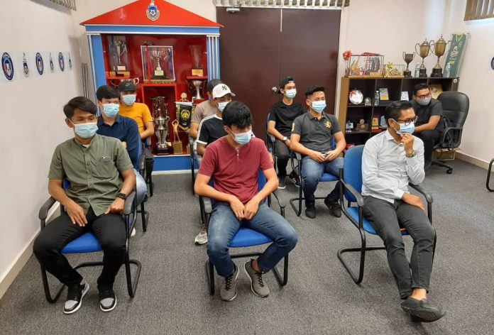 Pemain-pemain B22 Sabah bersama Pengurus pasukan, Ahmad Syuaib Nasir yang menandatangani kontrak itu