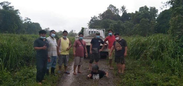 Jordan sedang meninjau kerja-kerja pembaikan Jalan kampung di kg Delayan Lama, Sook. Jordan sedang meninjau kerja-kerja pembaikan Jalan kampung di kg Delayan Lama, Sook.