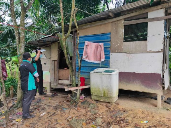 Samin meninjau keadaan rumah usang penduduk berkenaan. Samin meninjau keadaan rumah usang penduduk berkenaan.