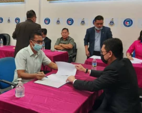 Roslan menandatangani kontrak dihadapan peguam SAFA, Azhier Frahan.