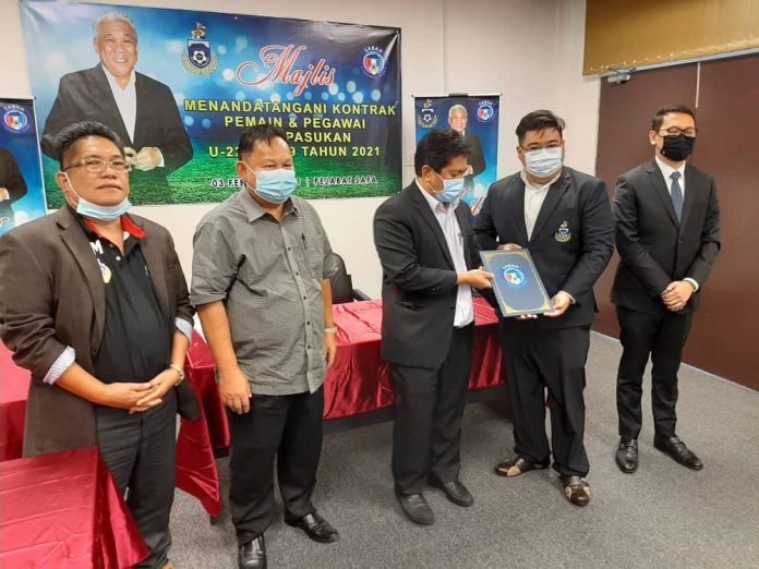Benedict menyampaikan kontrak kepada Khairul Nizaem diperhatikan Juil, Azman dan Azhier. Benedict menyampaikan kontrak kepada Khairul Nizaem diperhatikan Juil, Azman dan Azhier.