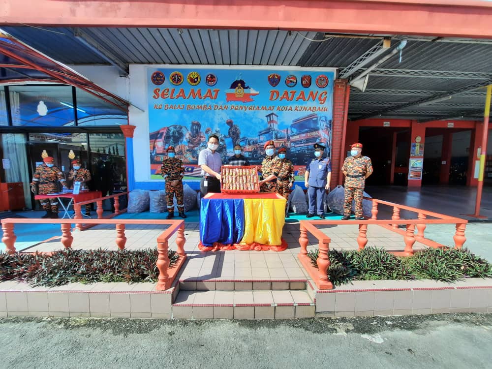 PENYERAHAN Bantuan Bun kepada JBPM, diterima oleh Pengarah Jabatan Bomba Dan Penyelamat Malaysia (JBPM) Sabah, Kamarulzaman Malik Abdullah yang disaksikan oleh Jahid (tengah).