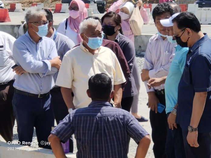 BINCANG..Bung bersama Pengarah Air Edward Lingkapo berbincang dengan penduduk kampung Unggun mengenai masalah gangguan bekalan air yang sering berlaku di kampung tersebut