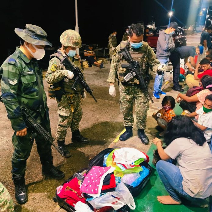 Anggota Esscom melakukan pemeriksaan ke atas PATI di Tawau.