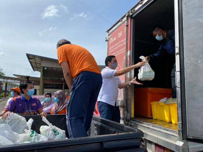 Persatuan Skuad Komuniti Prihatin Sabah (KPS) mengagihkan sebanyak 110 bakul makanan dan 10 unit bantuan peranti telefon pintar