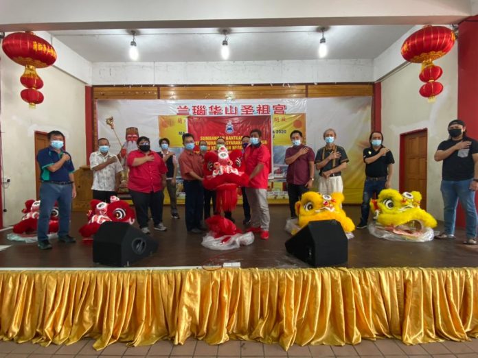 Dr Joachim (empat kiri) bersama dengan wakil Pertubuhan Masyarakat Tiong Hua, di Tokong Cina, Ranau.