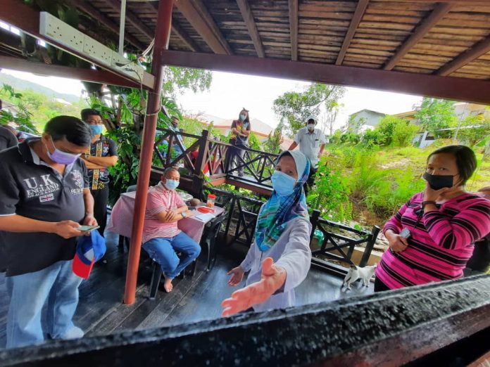 Jahid sedang mendengar taklimat pembangunan Traditional Lotud House & Tree House.