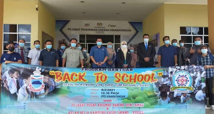Abu Bakar bersama pengetua dan guru guru yang menerima sumbangan tersebut.