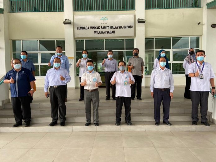 Dr Joachim (tiga, kiri) bersama Yakub Ibrahim (tiga, kanan) dalam rangka lawatan kerja ke MPOB, turut hadir Tamin Zainal (dua, kiri) dan Thomas Logijin (kiri) bersama pegawai lain.