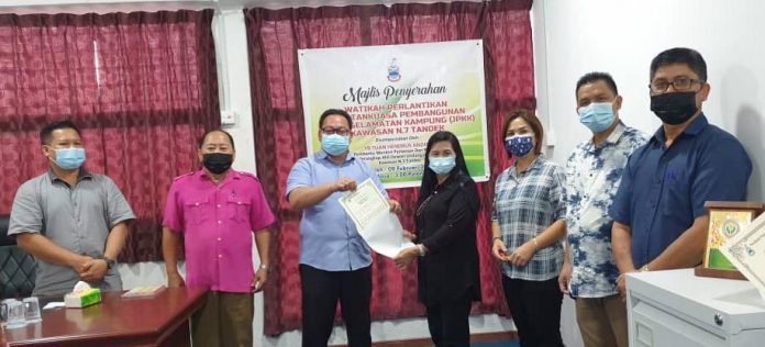Hendrus Anding (tiga, kiri ) Ahli Dewan Undangan Negeri (ADUN) Tandek menyerahkan watikah perlantikan kepada seorang penerima lantikan JPKK di Kota Marudu. Hendrus Anding (tiga, kiri ) Ahli Dewan Undangan Negeri (ADUN) Tandek menyerahkan watikah perlantikan kepada seorang penerima lantikan JPKK di Kota Marudu.