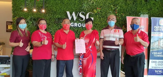 Chee (3rd left) handed over a letter seeking sponsorship for Papar Middle School students to Susan (3rd right) while David, George and Chok looked on.