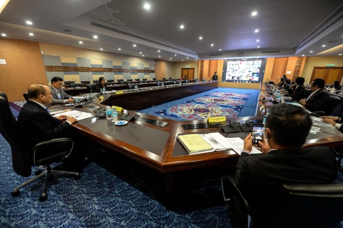 Ketua Menteri, Datuk Seri Hajiji Noor ketika mempengerusikan Mesyuarat Majlis Tindakan Pembangunan Negeri (MTPNg) Sabah yang pertama tahun ini di Pusat Pentadbiran Negeri Sabah (PPNS) di Kota Kinabalu, hari ini. Ketua Menteri, Datuk Seri Hajiji Noor ketika mempengerusikan Mesyuarat Majlis Tindakan Pembangunan Negeri (MTPNg) Sabah yang pertama tahun ini di Pusat Pentadbiran Negeri Sabah (PPNS) di Kota Kinabalu, hari ini.