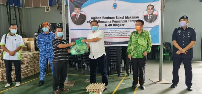 EKASIH: Robert menyampaikan sumbangan kepada salah seorang penerima. EKASIH: Robert menyampaikan sumbangan kepada salah seorang penerima.