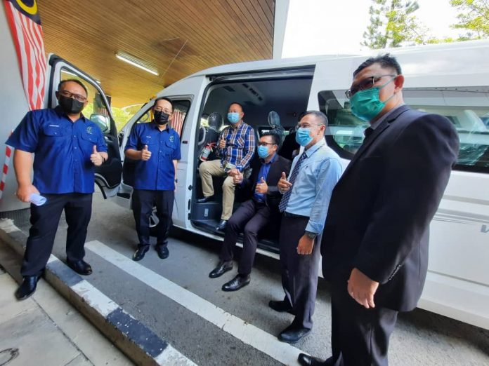 Datuk Jahid Jahid (tiga dari kiri) dalam gambar kenangan sempena acara pemberian van kepada dua MESEJ hari ini.