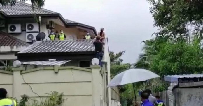 TAHAN: Suspek ditahan di atas bumbung rumah selepas gagal melarikan diri semasa cubaan memecah masuk rumah mangsa. TAHAN: Suspek ditahan di atas bumbung rumah selepas gagal melarikan diri semasa cubaan memecah masuk rumah mangsa.