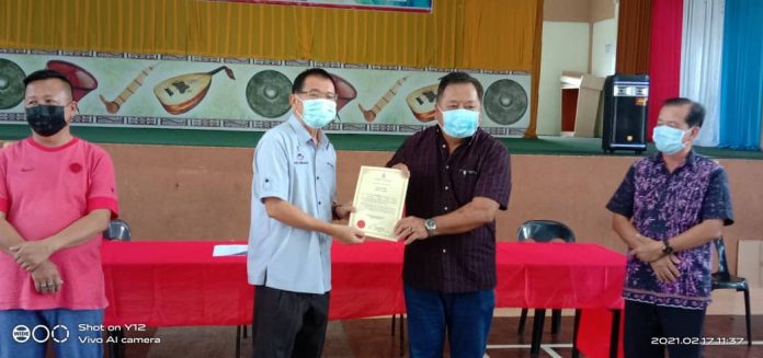 Mositun Menyampaikan watikah pelantikan kepada salah seorang anggota JPKK Dun Limbahau.