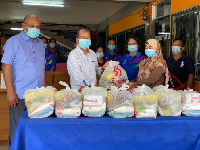 Isnin menyerahkan bantuan bakul makanan E-Kasih kepada salah seorang penerima di Klias, semalam. Isnin menyerahkan bantuan bakul makanan E-Kasih kepada salah seorang penerima di Klias, semalam.