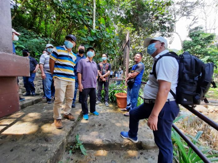 Jahid meninjau keindahan flora dan fauna di sekitar Kiulu Ranforest Park di Kampung Longkou.