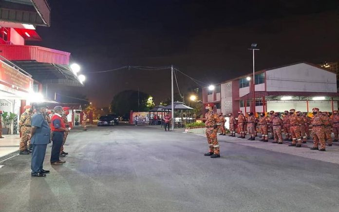 Timbalan Menteri Perumahan dan Kerajaan Tempatan Datuk Seri Dr Ismail Abd Muttalib ketika melawat Balai Bomba dan Penyelamat Larkin. Timbalan Menteri Perumahan dan Kerajaan Tempatan Datuk Seri Dr Ismail Abd Muttalib ketika melawat Balai Bomba dan Penyelamat Larkin.