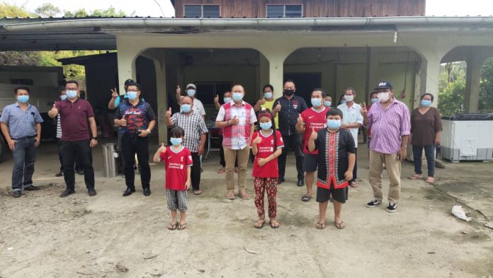 JAHID Dan rombongan pemimpin N.14 Tamparuli mengabadikan gambar kenangan bersama keluarga Jani selepas majlis. JAHID Dan rombongan pemimpin N.14 Tamparuli mengabadikan gambar kenangan bersama keluarga Jani selepas majlis.