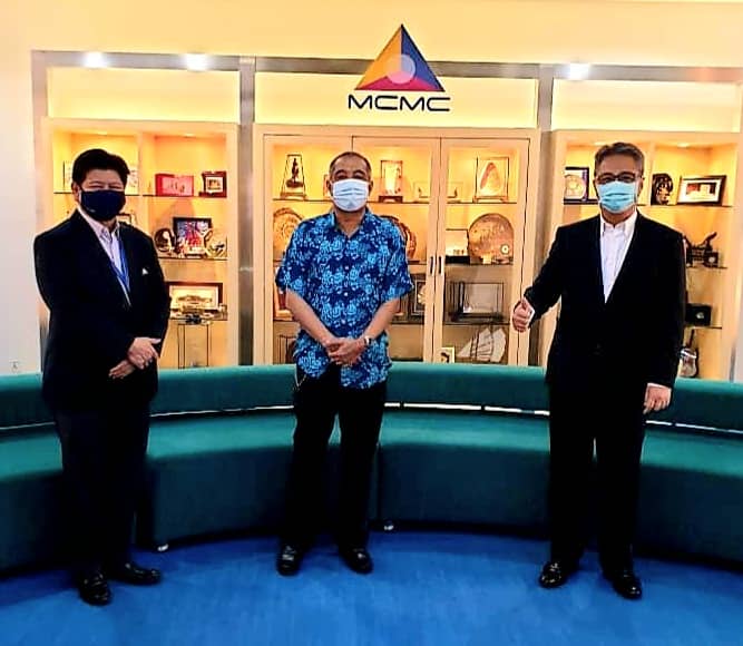 Salleh Keruak (tengah) ketika bertemu dengan Pengerusi Suruhanjaya Komunikasi dan Multimedia Malaysia (SKMM) Datuk Dr Fadhlullah Suhaimi Abdul Malek (kiri) di pejabatnya di Cyberjaya. Salleh Keruak (tengah) ketika bertemu dengan Pengerusi Suruhanjaya Komunikasi dan Multimedia Malaysia (SKMM) Datuk Dr Fadhlullah Suhaimi Abdul Malek (kiri) di pejabatnya di Cyberjaya.