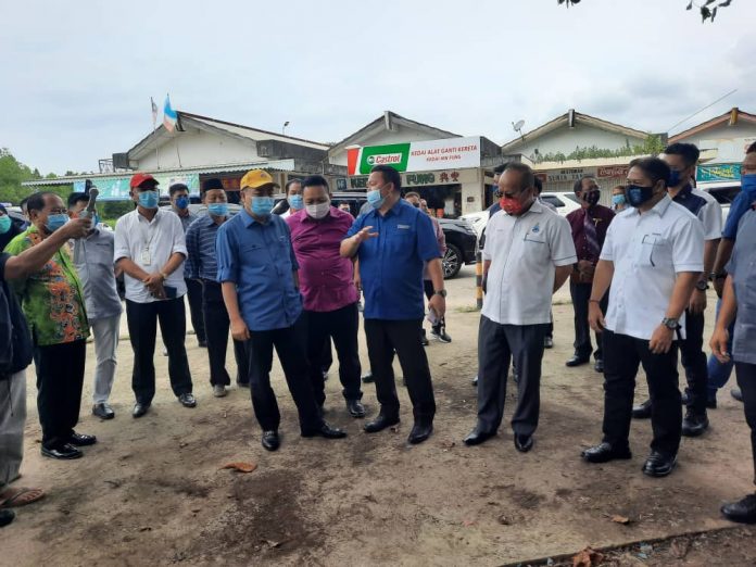 Hendrus Anding (tiga, kanan) memberikan penerangan kepada YAB Ketua Menteri Sabah, Datuk Seri Panglima Hajiji Noor (depan, kiri) sempena tinjauan ke tapak menempatkan Mesin mengelua wang automatik (ATM) di pekan Tandek.