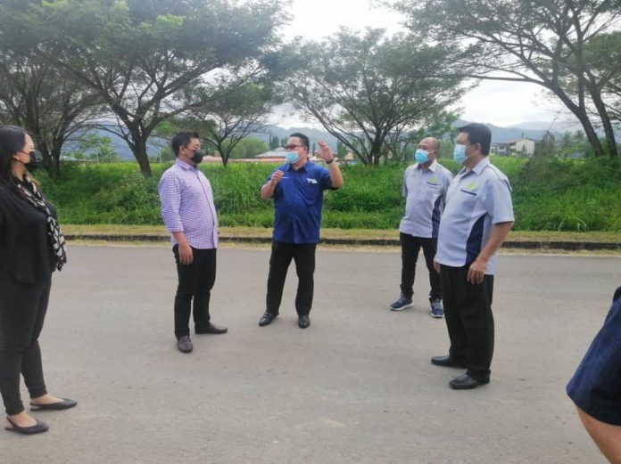 Hendrus (tengah) bersama Masiung Banah (dua, kiri) ketika meninjau tapak lot cadangan pembinaan premis perniagaan pekan Tandek, Kota Marudu. Hendrus (tengah) bersama Masiung Banah (dua, kiri) ketika meninjau tapak lot cadangan pembinaan premis perniagaan pekan Tandek, Kota Marudu.