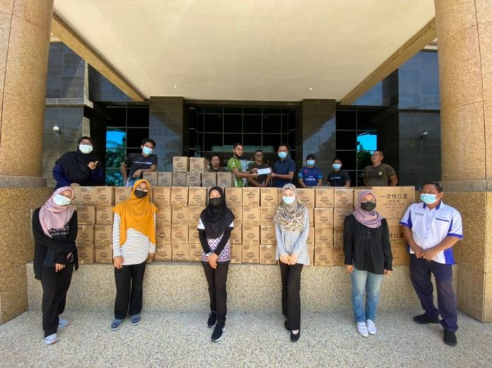 Sumbangan 15,000 pelitup separuh muka dan 8,000 botol pensanitasi kepada UMS.