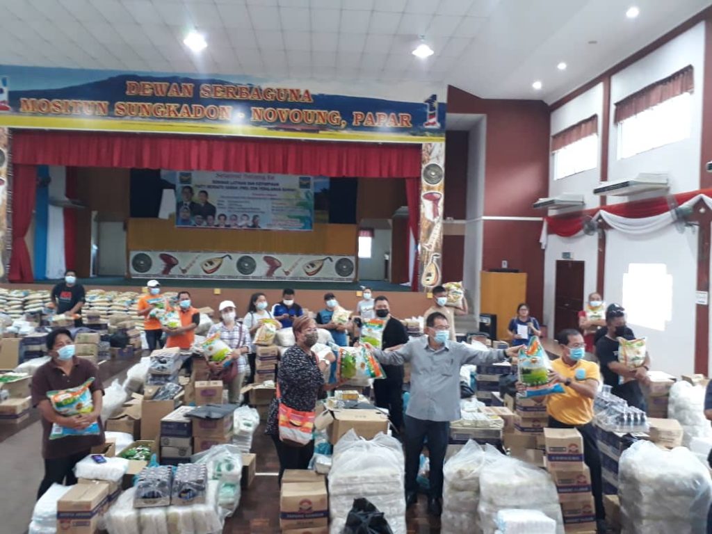 Mositun menyerahkan bantuan bakul makanan kepada salah seorang penerima B40 pada majlis itu.