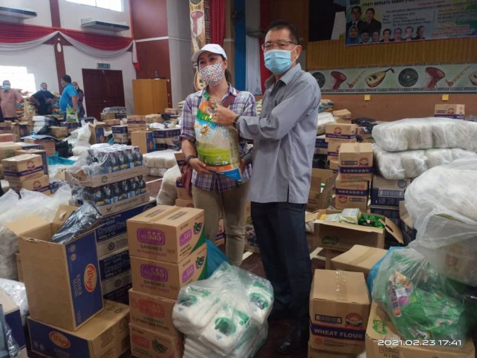 Mositun menyerahkan bantuan bakul makanan kepada salah seorang penerima B40 pada majlis itu.