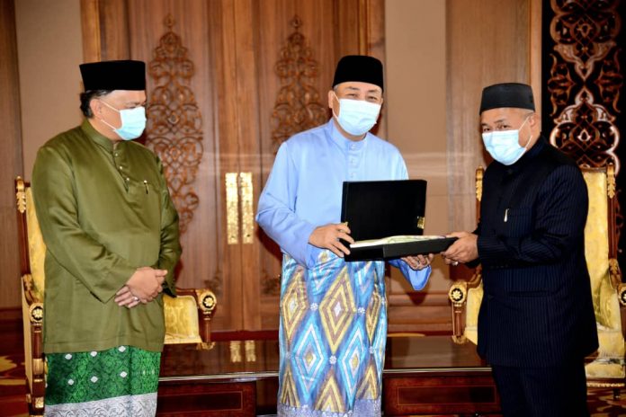 Hajiji menyampaikan cenderamata kepada Tuan Ibrahim Tuan Man. Hajiji menyampaikan cenderamata kepada Tuan Ibrahim Tuan Man.
