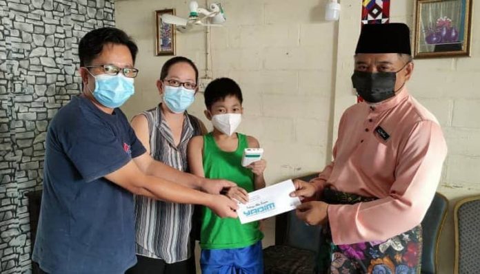 Samin menyampaikan sumbangan kepada Mussley, ayah kanak-kanak itu. Samin menyampaikan sumbangan kepada Mussley, ayah kanak-kanak itu.