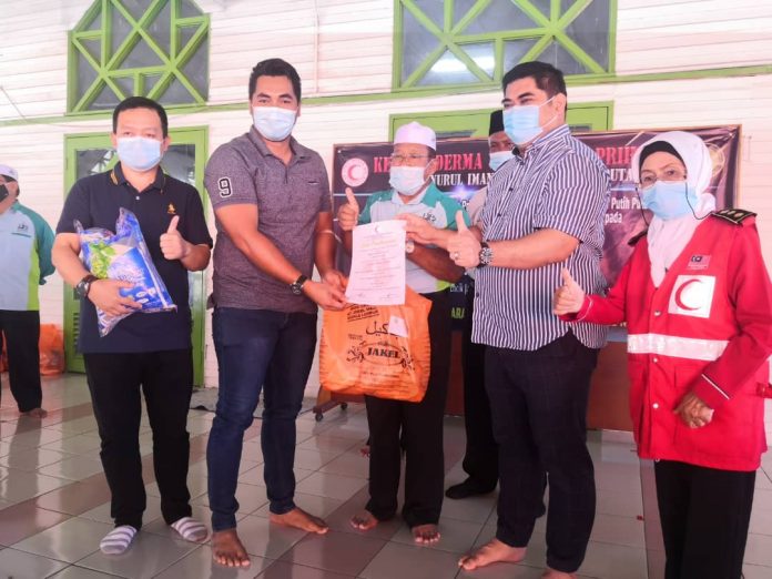 Shahelmey semasa program derma darah di Masjid Nurul Iman, Kampung Pasir Putih, Putatan. Shahelmey semasa program derma darah di Masjid Nurul Iman, Kampung Pasir Putih, Putatan.