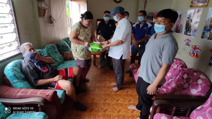 TERIMA KASIH .... Jahid menyampaikan bantuan makanan kepada isteri Jolius ketika melawat keluarga berkenaan di rumah mereka hari ini.