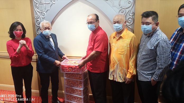 Bung presenting the CNY contribution to Lu.