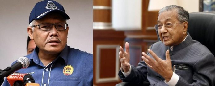 Menteri Dalam Negeri Datuk Seri Hamzah Zainudin (kiri) dan Tun Mahathir Mohamad (kanan)