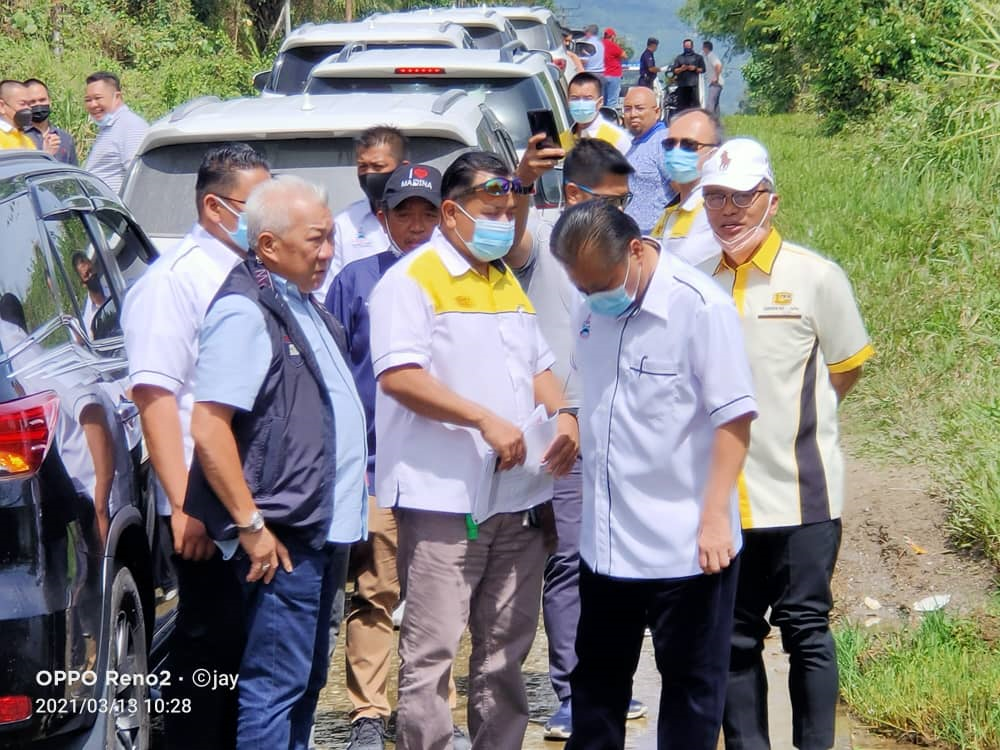 Bung melawat jambatan Kampung Bunga Raya yang bakal dinaiktaraf menjadi jambatan konkrit.