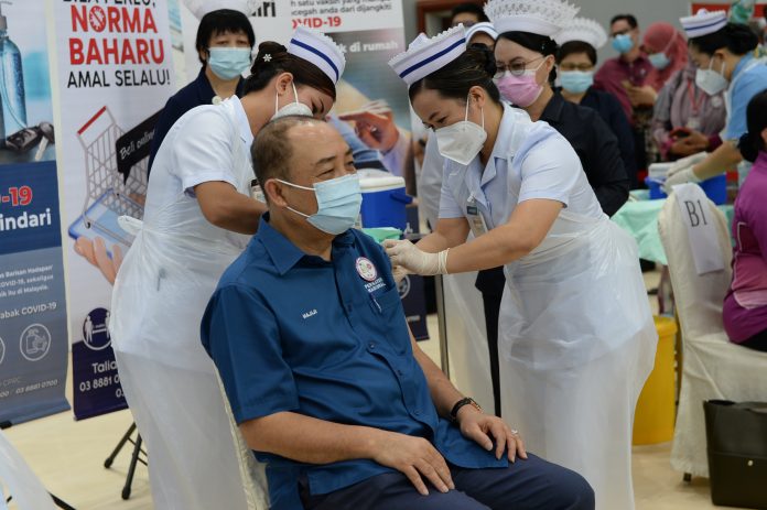 Ketua Menteri Sabah, Datuk Seri Panglima Hajiji Haji Noor menerima suntikan vaksin.