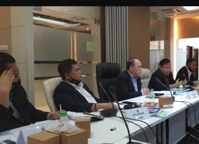Benedict (dua dari kiri) dan Naib Presiden SAFA, Dato Rahman Zakaria ketika menghadiri kongres itu.