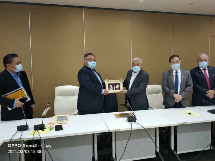 TANDA INGATAN..Kelihatan Bung menyampaikan cendera kenangan kepada Tiong selepas majlis tersebut