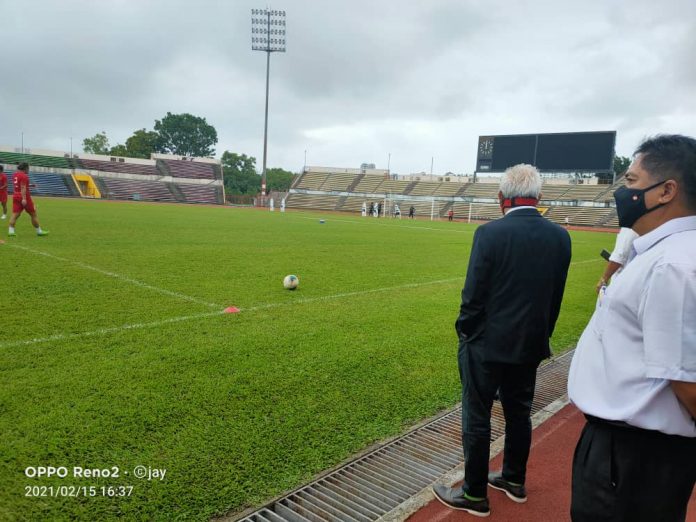 IMBAS KEMBALI..Bung bersama Setiausaha Agung SAFA Benedict Asmat ketika melihat latihan pemain -pemain Sabah FC di kompleks Sukan Likas sebelum ini.