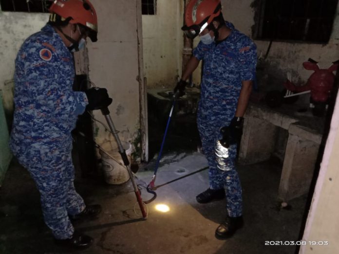 Dua anggota APM berjaya menangkap ular tedung yang dijumpai di dalam tandas mangsa Maslidin kadi di Kg Cina Beaufort, semalam.