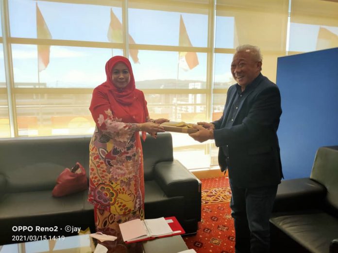 KENANGAN..Maizatul menyampaikan cendera Kenangan selepas kunjungan tersebut.