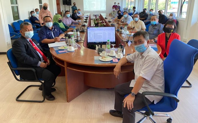 Dr Joachim (depan) bersama dengan Juraimin (kiri) dalam sesi taklimat ringkas yang diadakan di Pejabat Daerah Lahad Datu.